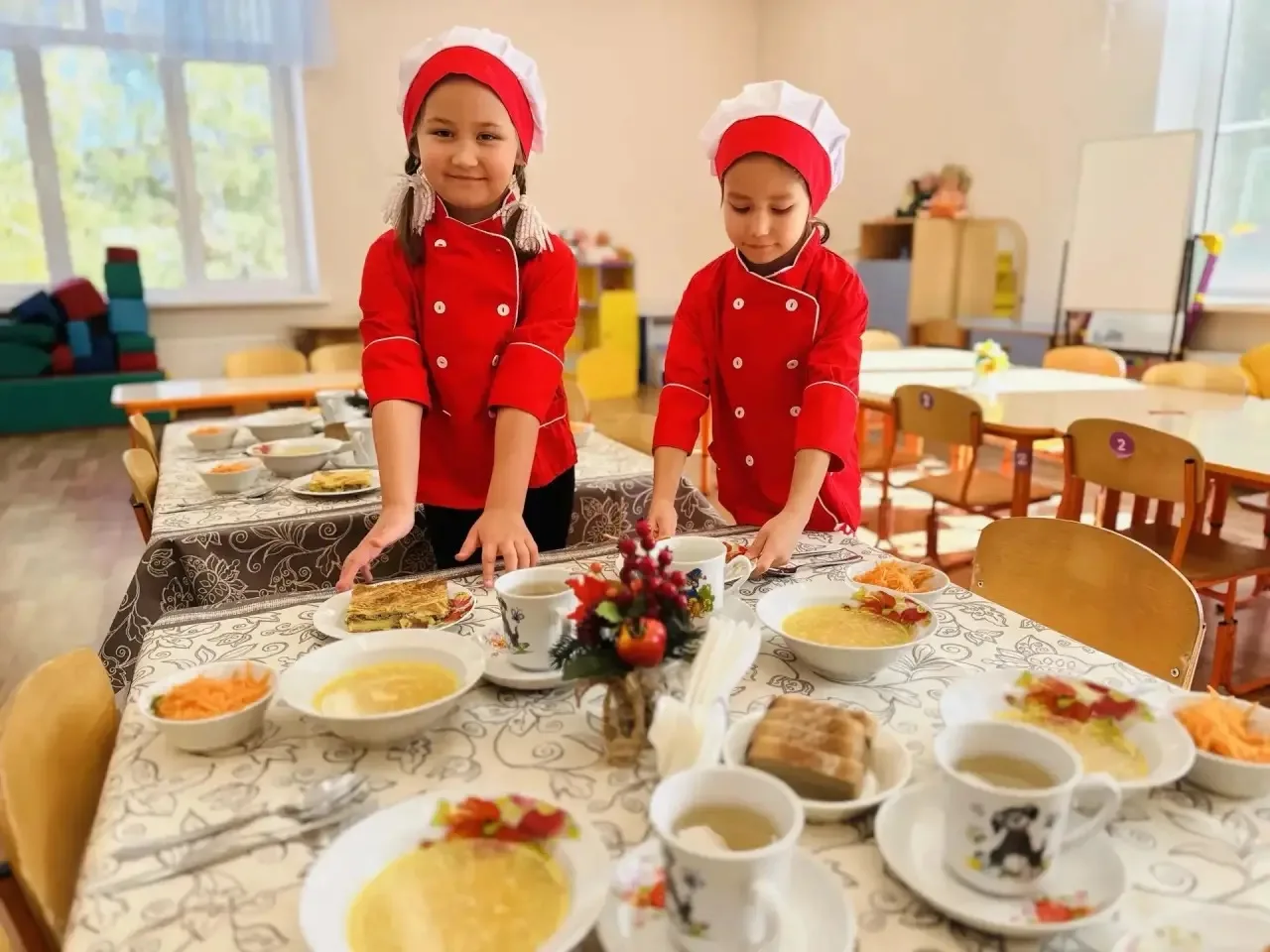 Сегодня в детском саду — нежнейшая картофельная запеканка с мясом.