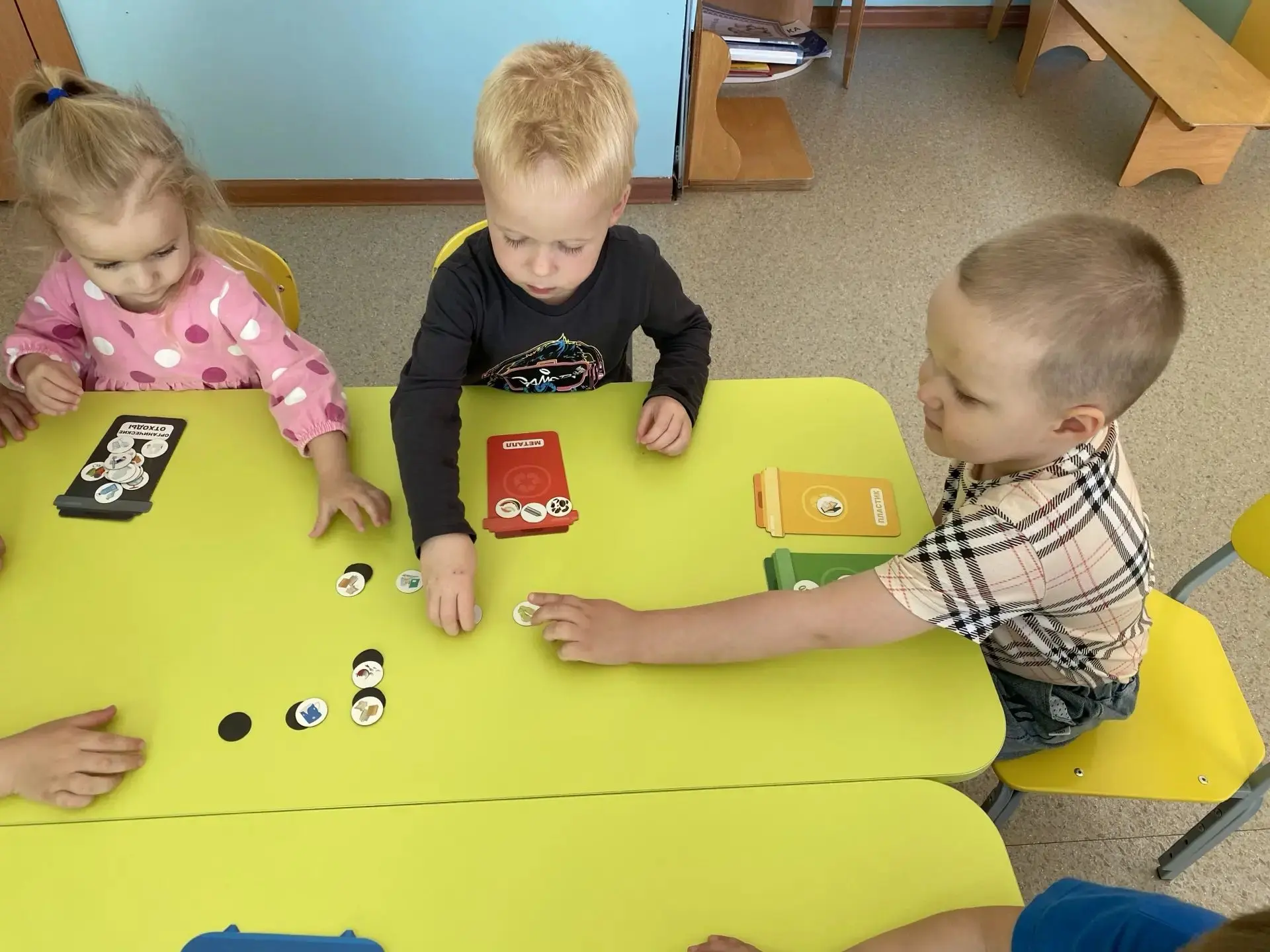 В ходе акции «Дели на три» малыши из младшей группы «Звёздочки» научились сортировать♻️...