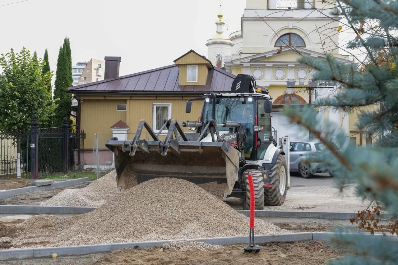 Работы на Соборной площади идут полным ходом. Планируем полностью открыть обновленное п...