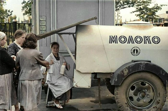 Продажа молока в сквере на Ново-Александровской ул., Ленинград, 1959 год.