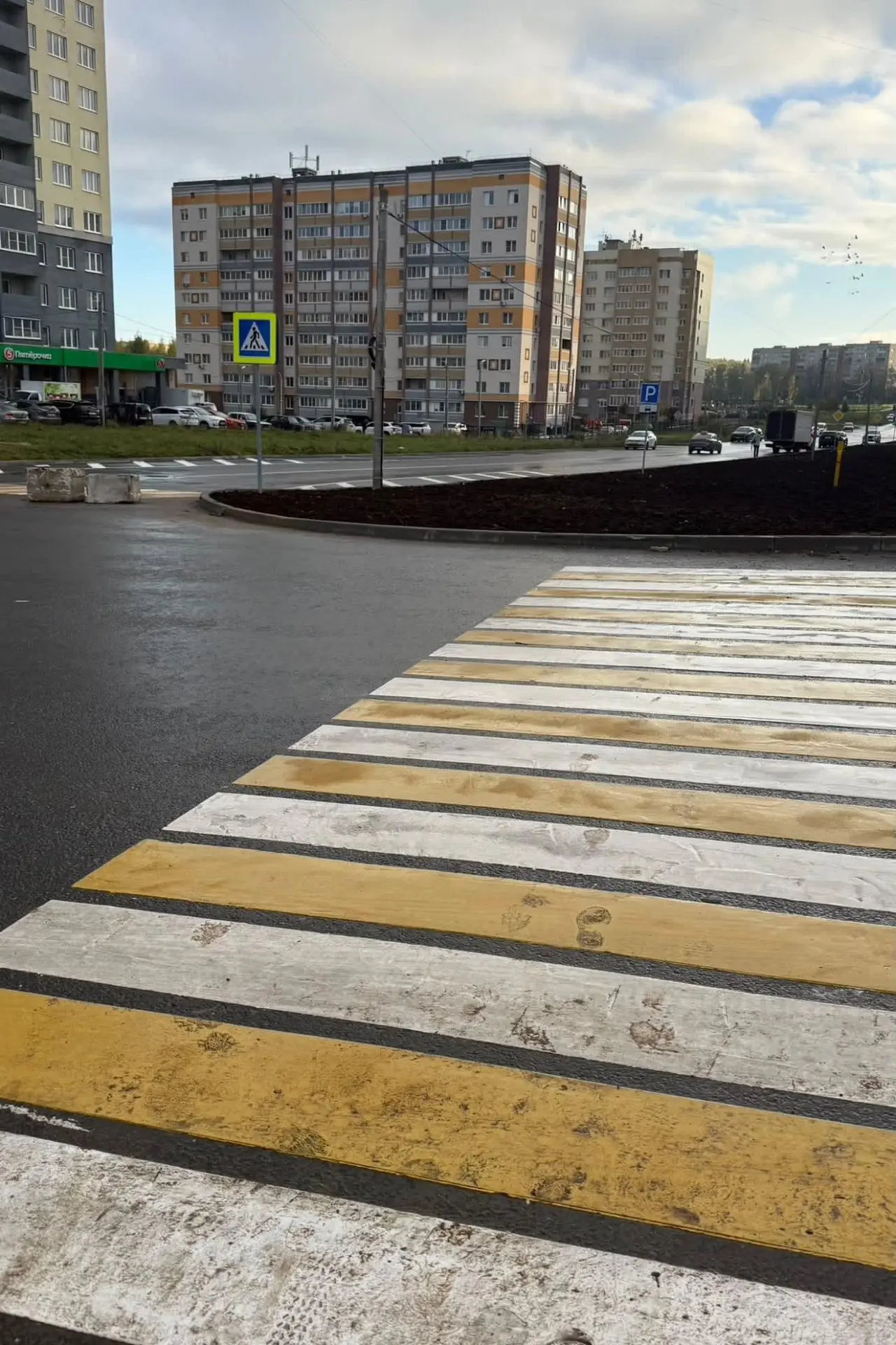 Здравствуйте, в Юрьевце сделали новую дорогу, а тротуары забыли. На перекрестке две зеб...