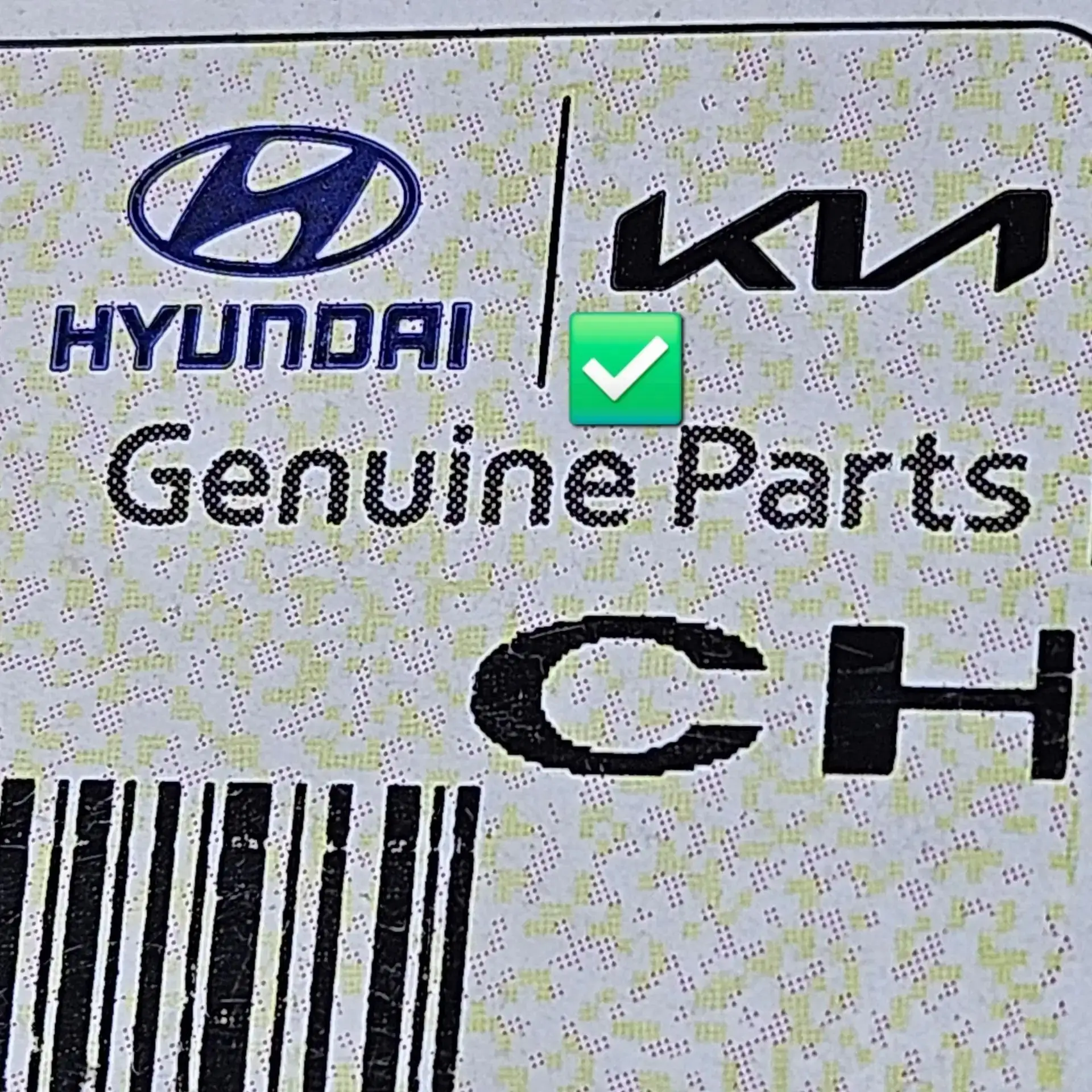 9) Отличается шрифт и растровая заливка шрифта надписи "Genuine Parts"