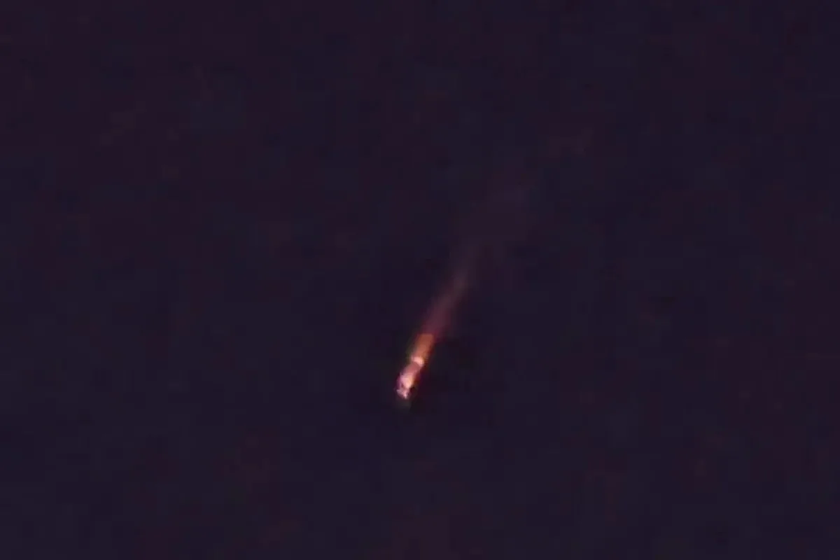 ☄️ ️Яркий огненный шар с длинным хвостом заметили поздно вечером жители Урала.