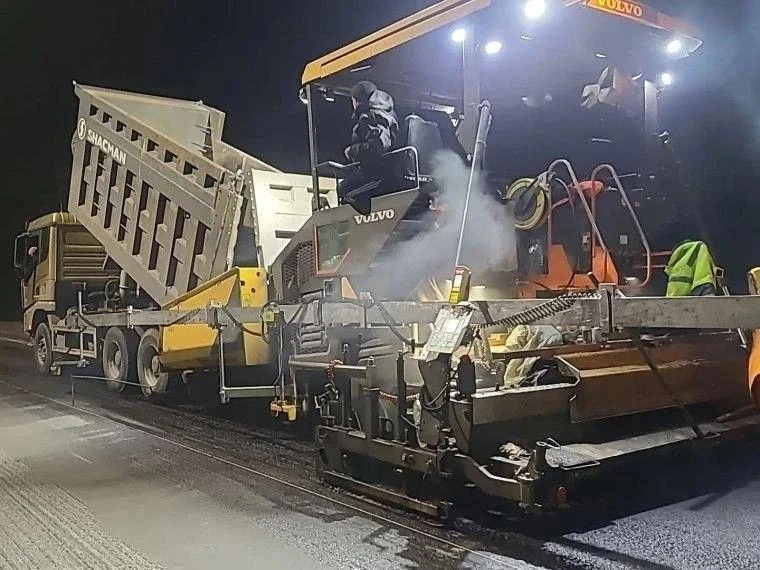🚧 На спуске Сельдинского шоссе уложили почти 12 тысяч квадратных метров асфальта.