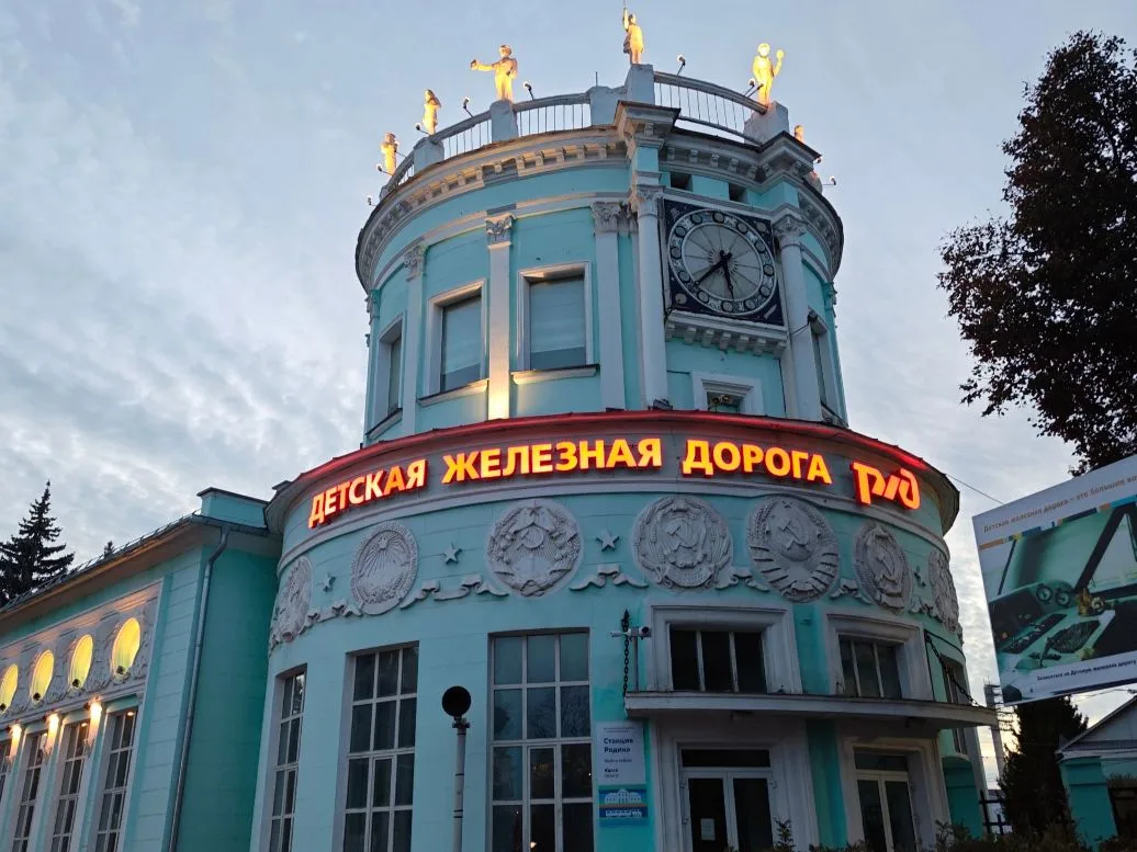 Путь в профессию: почти 200 школьников начали обучение на Детской железной дороге