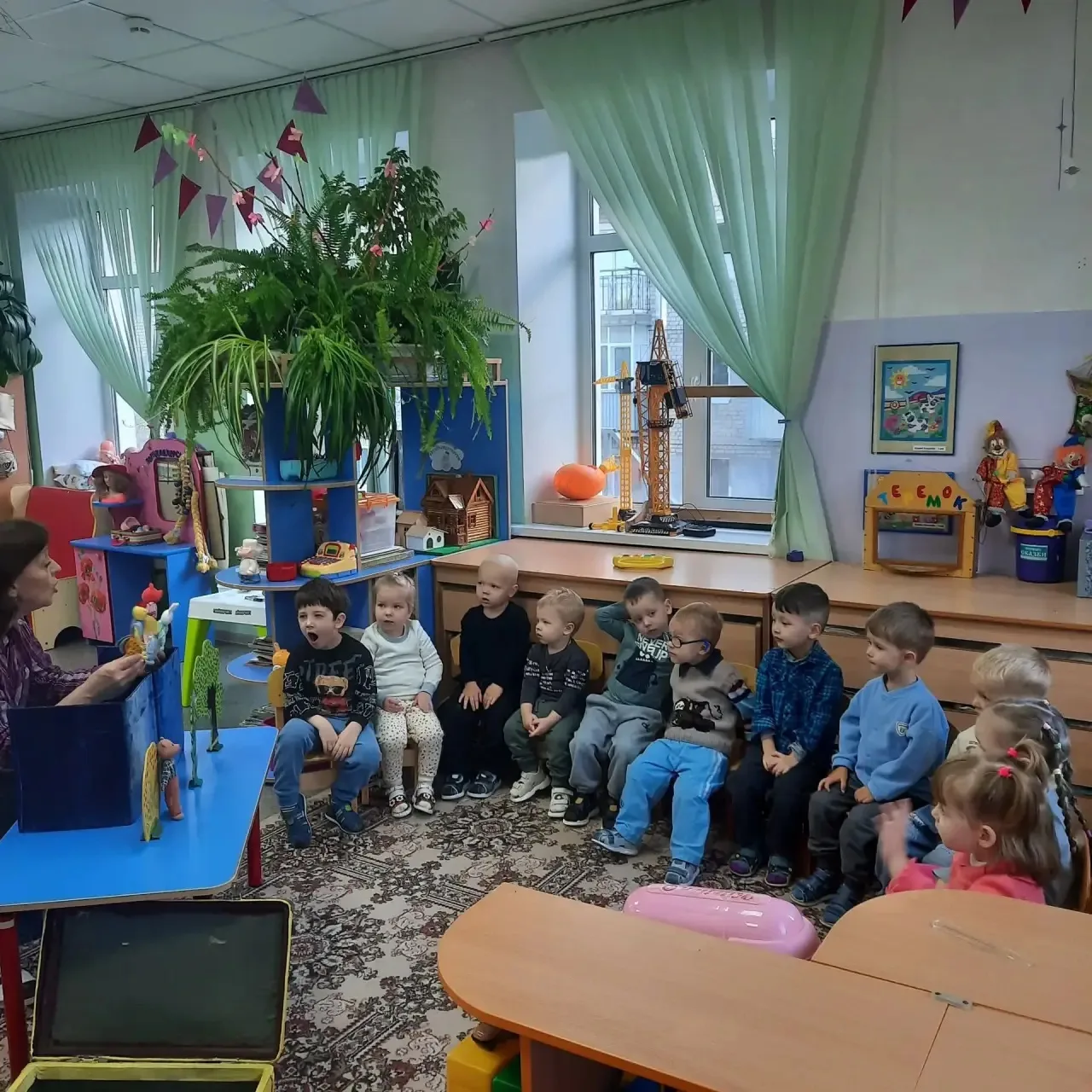 В младшей группы «Пчёлка» ребята посмотрели спектакль кукольного театра на тему «Сказка...
