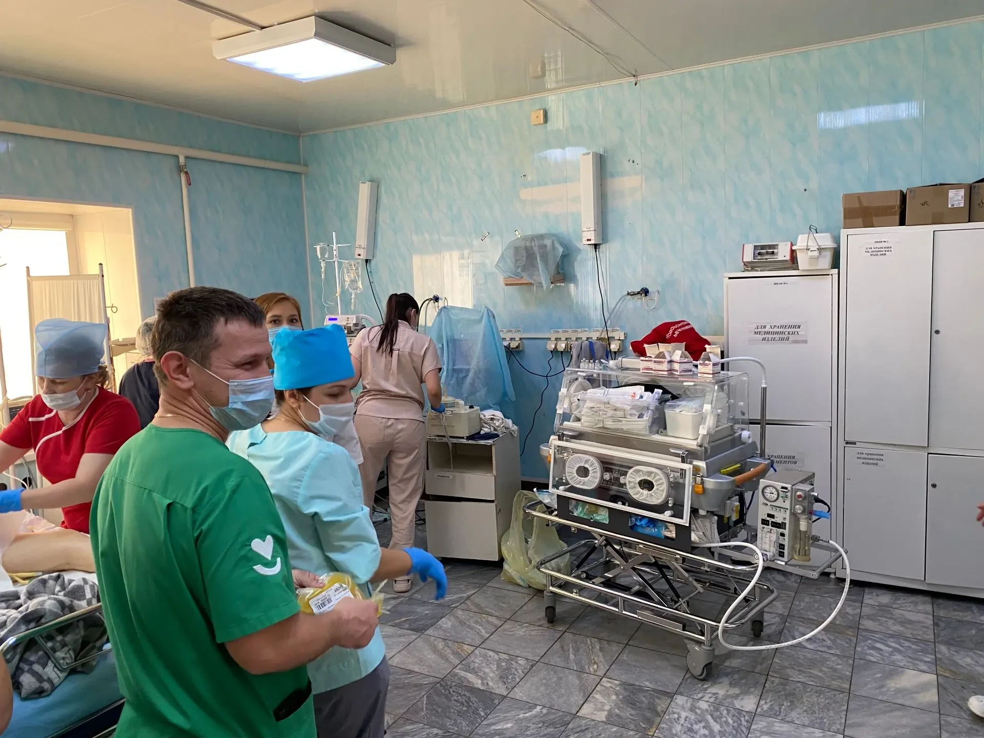 🏥 Санавиация эвакуировала маму и недоношенного ребенка из Октябрьского