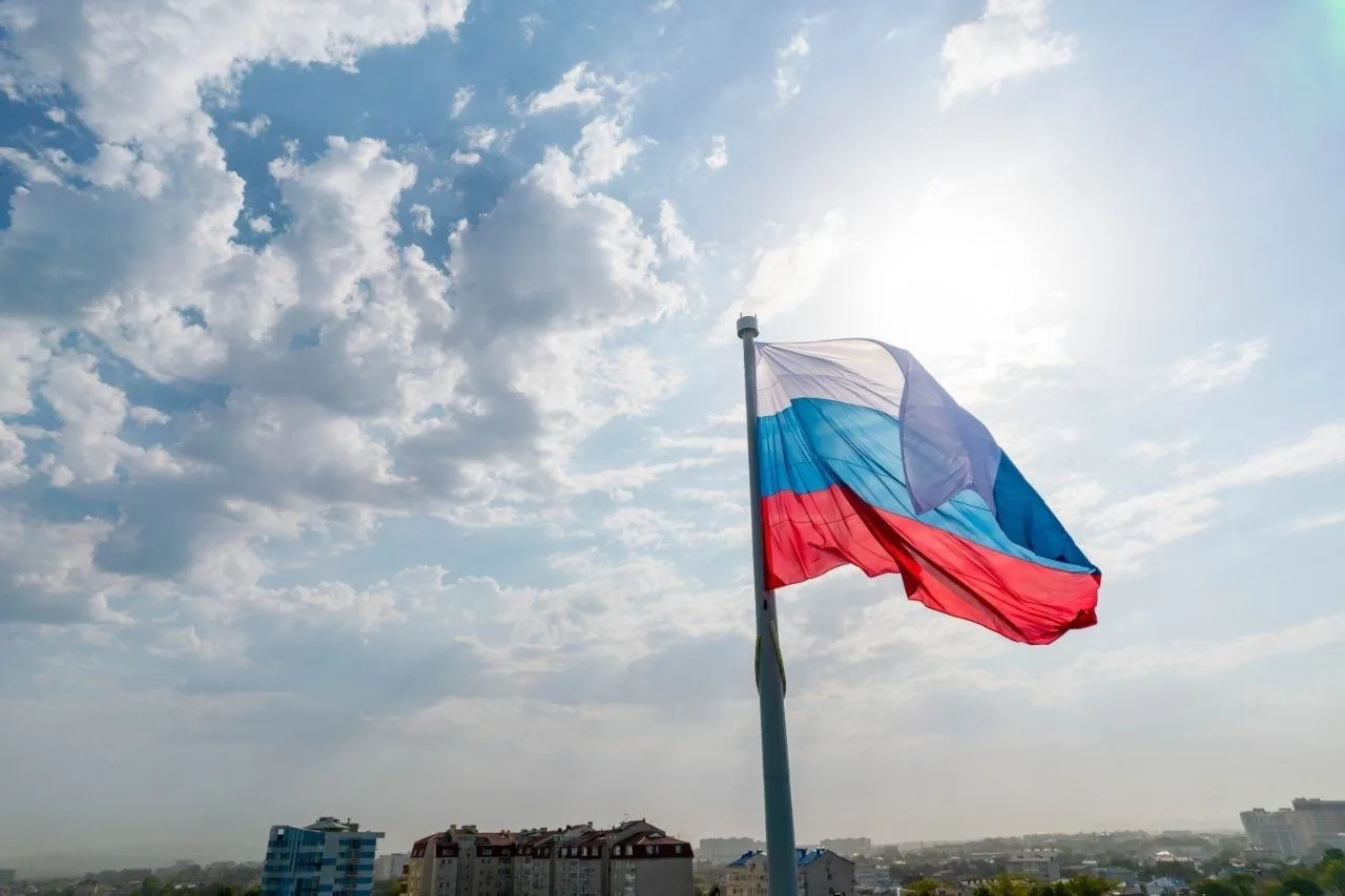 Флаг в сквере «Россия» временно спущен
