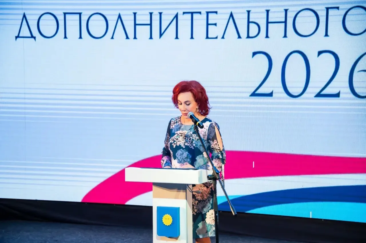 В зале молодёжного центра «МИР» поздравила работников дополнительного образования муниц...
