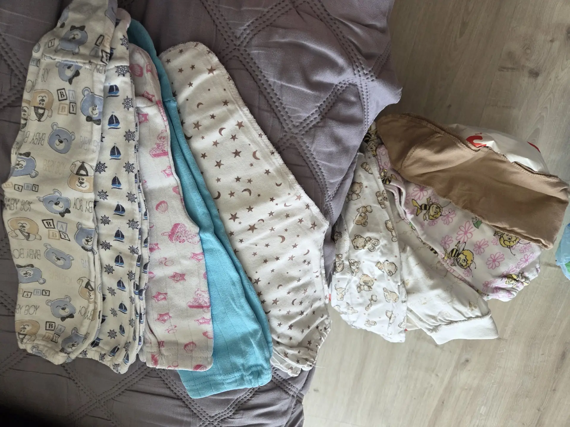 Отдам вещи детские нуждающимся (ползунки, боди, распашонки, шапочки, носочки), состояни...