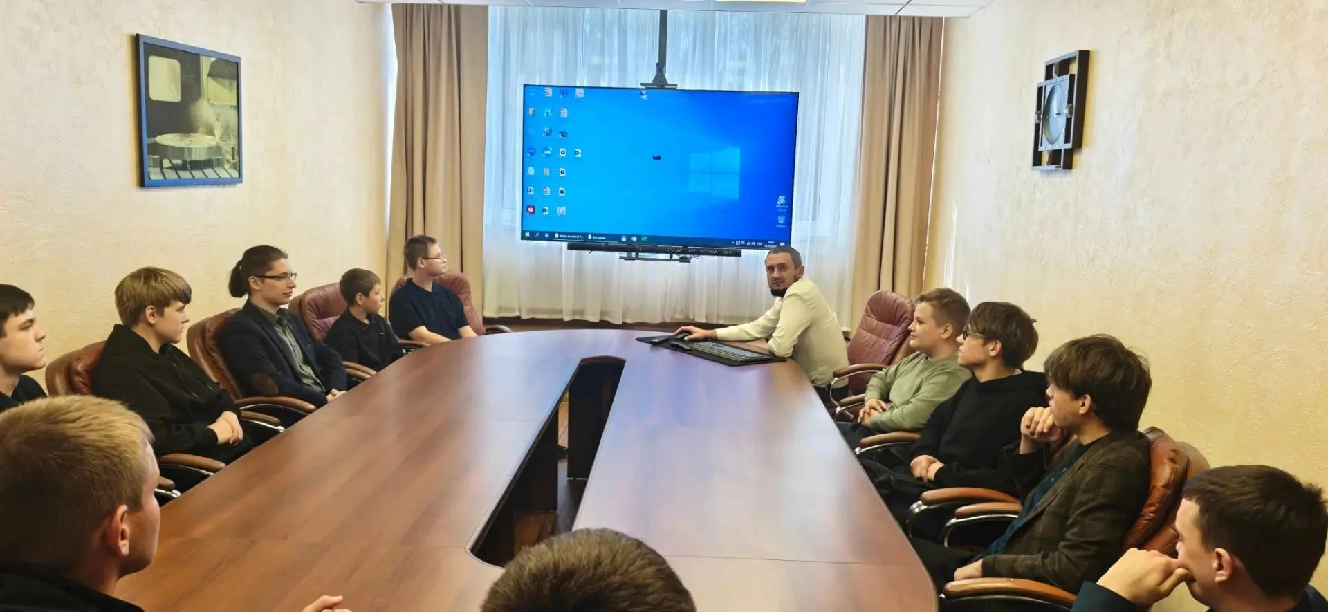 🚀 Куда пойти учиться? Ответ искали прямо на заводе!