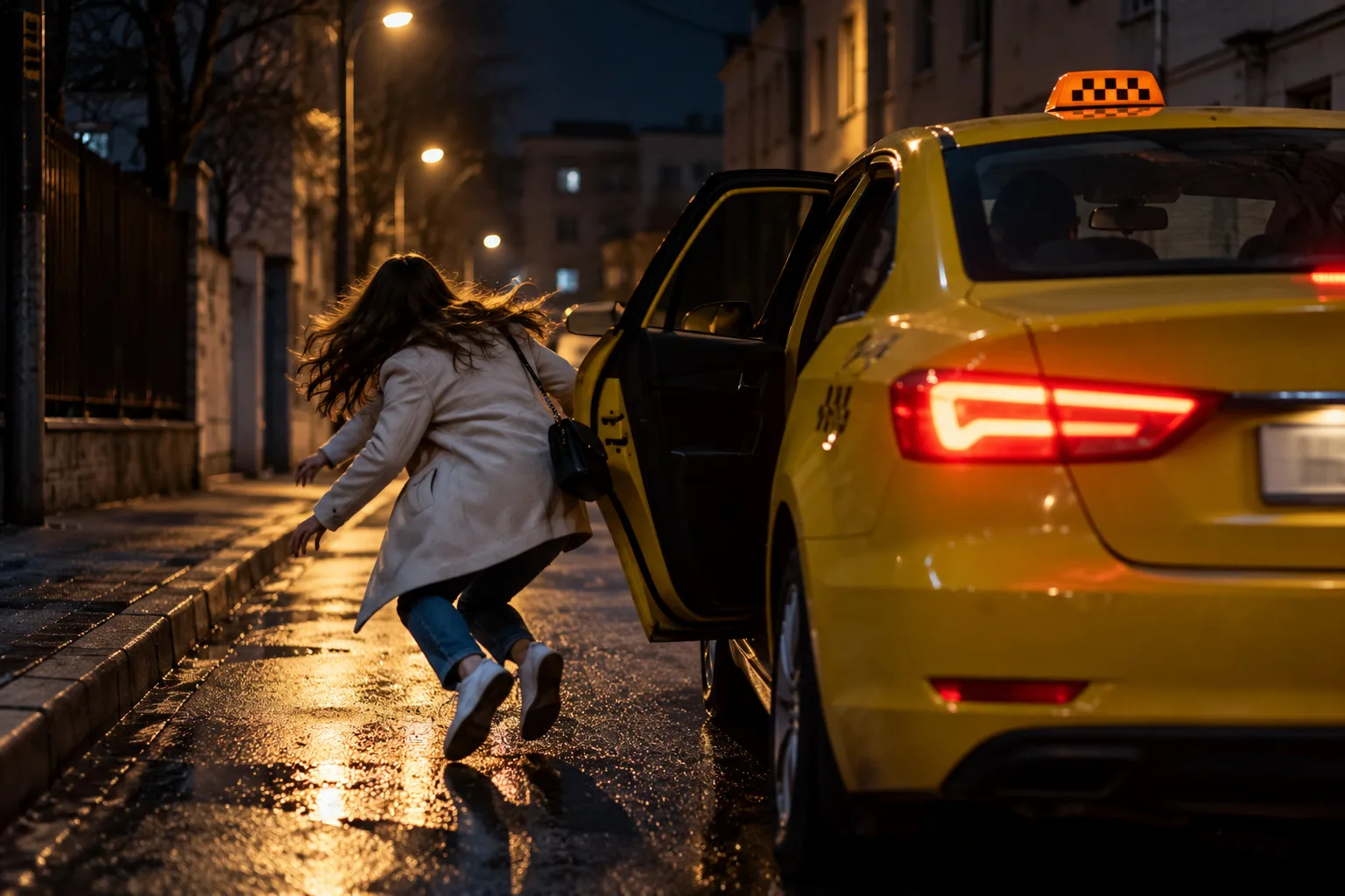🚕 В Тюмени девушка выпрыгнула из такси на ходу, испугавшись водителя!