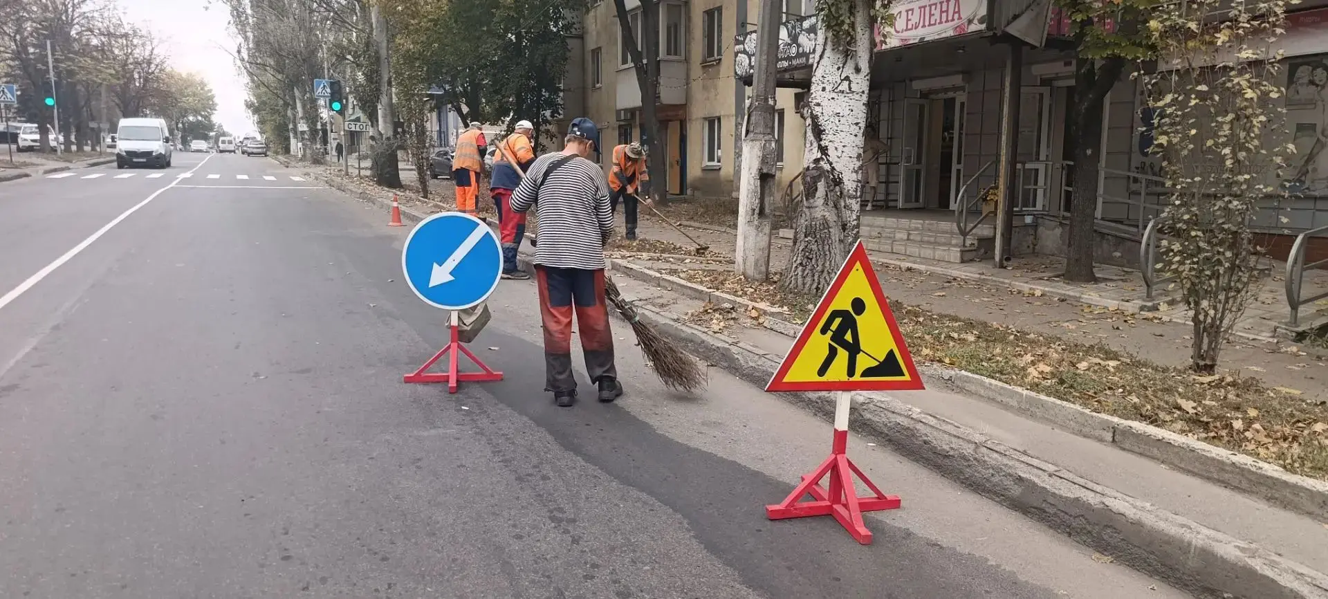 Выполняются работы по ручной уборке прибордюрной части автодороги по ул.Октября