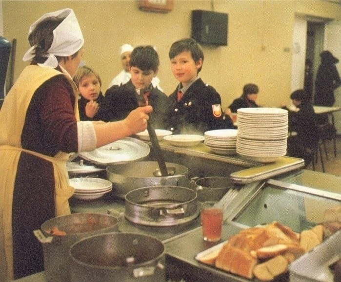Раздача обеда в школьной столовой. СССР. 1980-е.