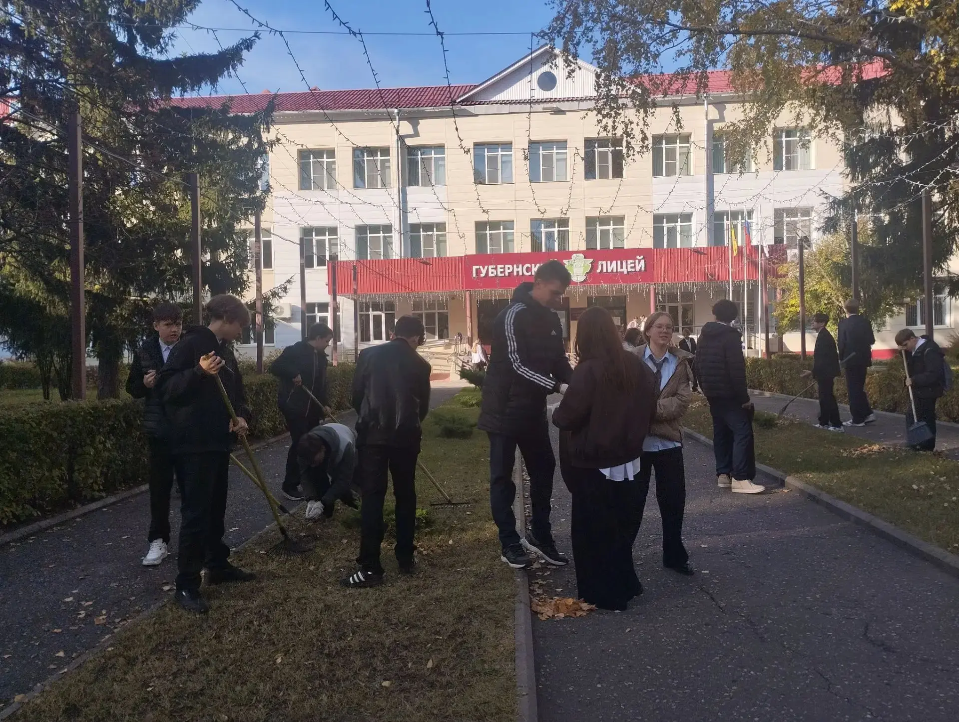 🍂 Продолжаем работы по уборке территории лицея!