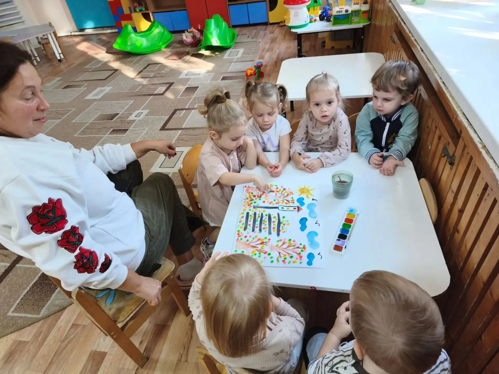 Наши малыши знакомились сегодня со Светофором 🚥 и пешеходным переходом 🚸. После чего ...
