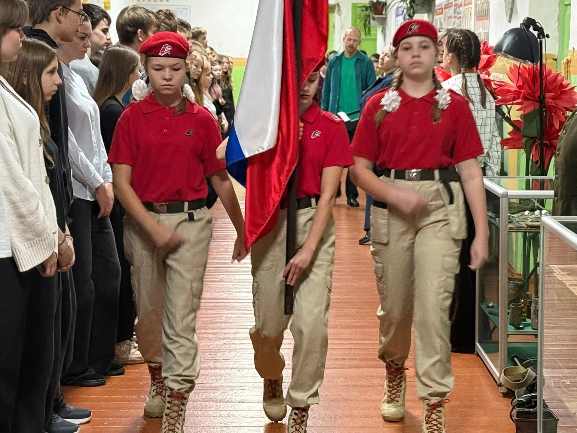 🎓 Понедельник — старт новой учебной недели в школе № 12 имени Евгения Кузнецова!