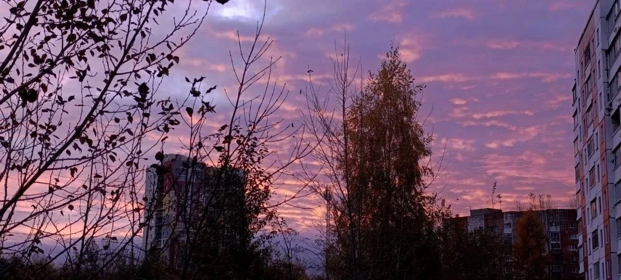 В Перми сегодня малиновый рассвет.