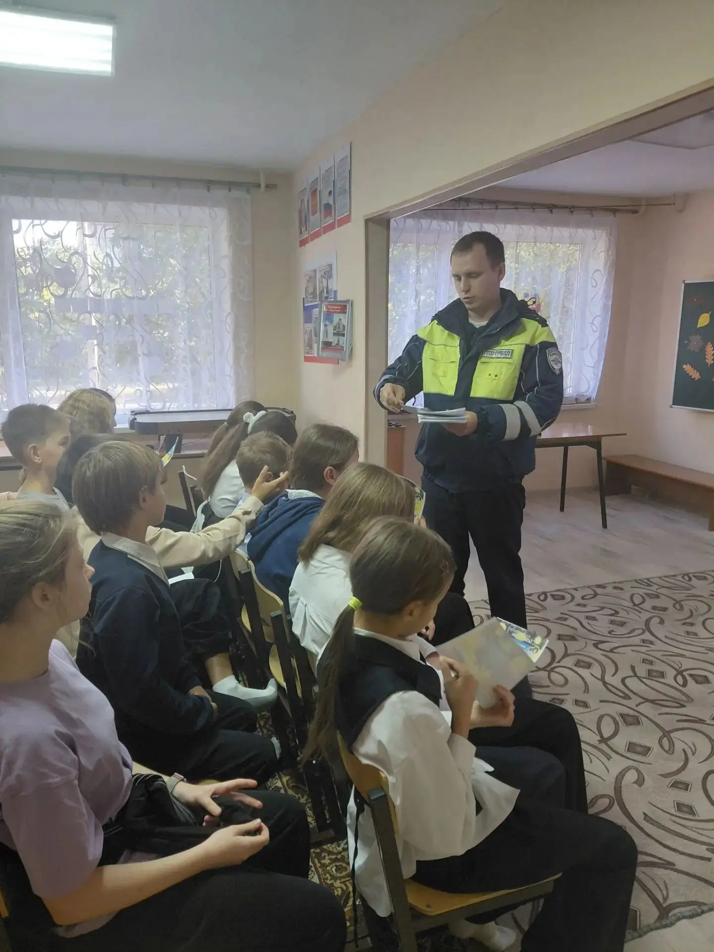 Сегодня инспектор ГАИ Воронов Евгений Валерьевич встретился с учениками 6 «Г» класса в ...
