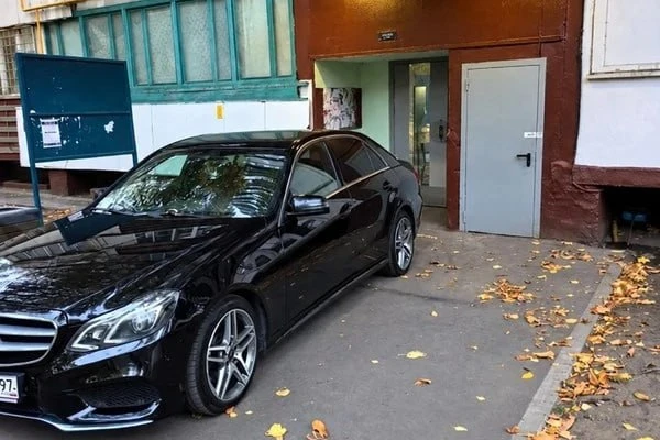 📍 Машину припарковали у входа в подъезд