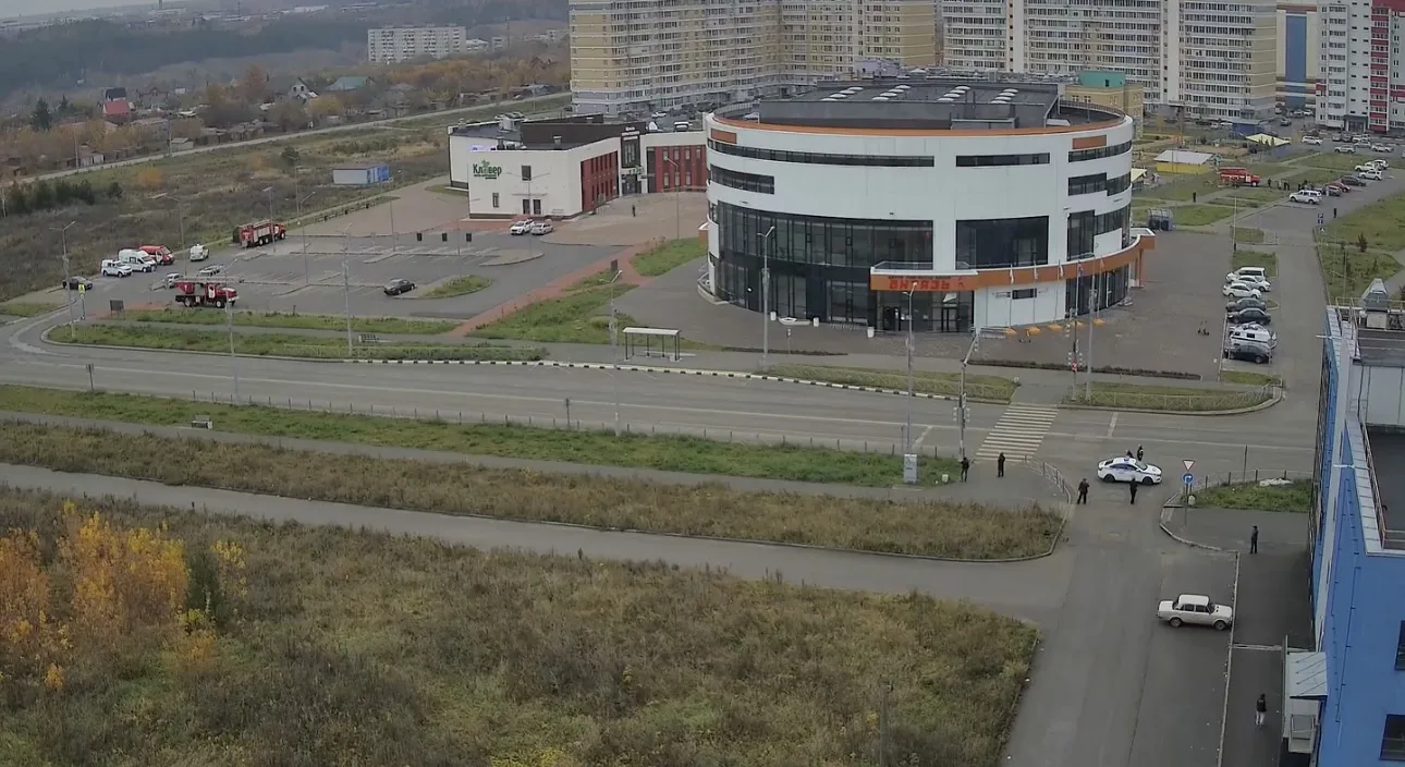 У центра бокса и центра культурного развития «Клевер» работают полиция, Росгвардия, ДПС...