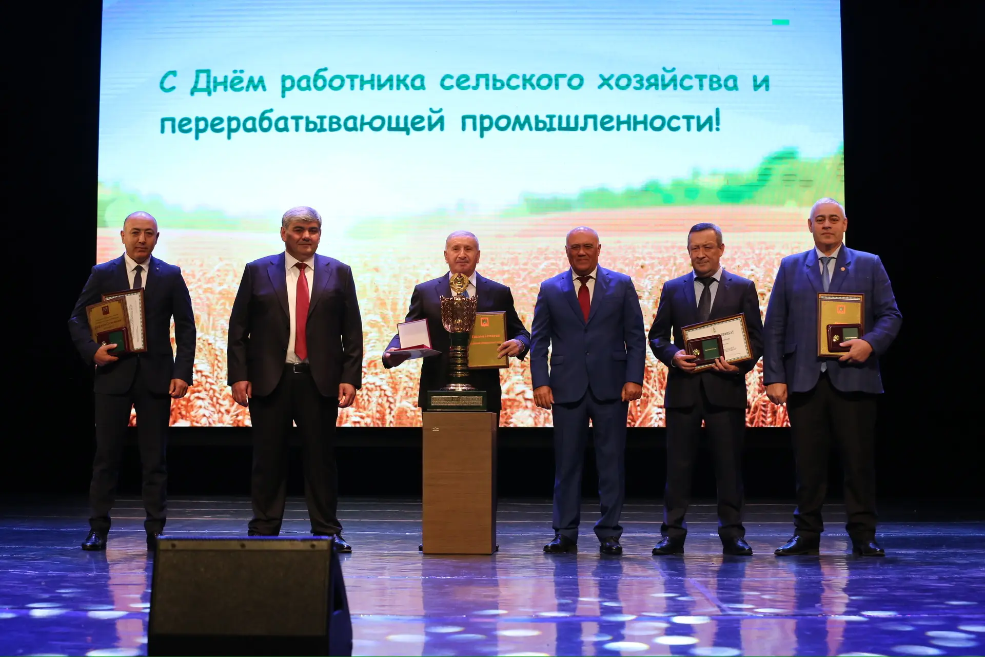 Принял участие в торжественном мероприятии, посвященном Дню работника сельского хозяйст...
