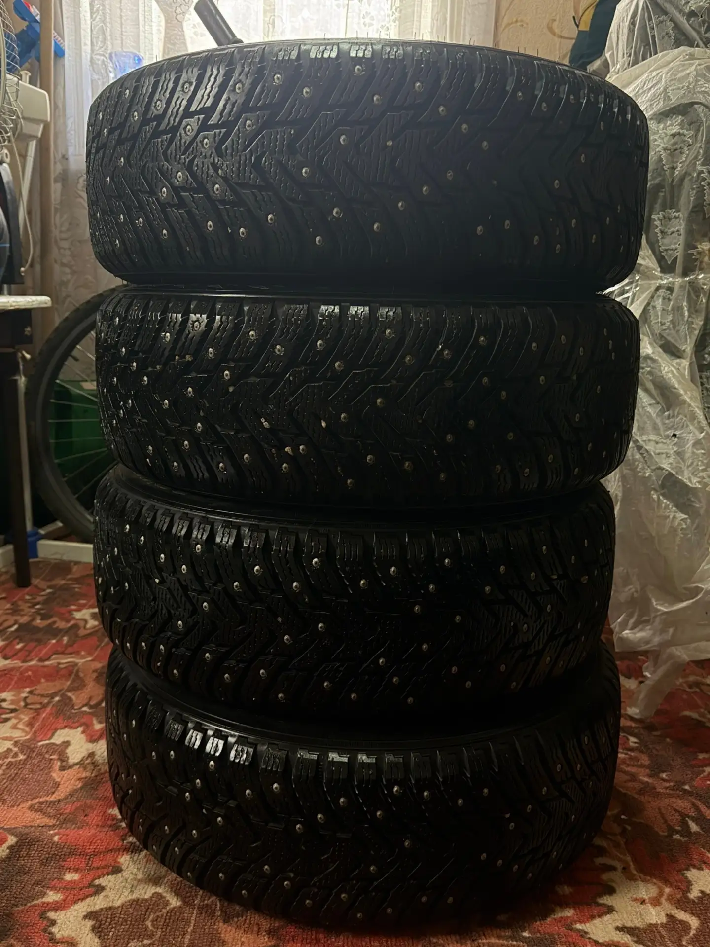 Зимние шипованные шины Nokian Nordman 5 185/60 R15 на штампах (Kia) + колпаки
