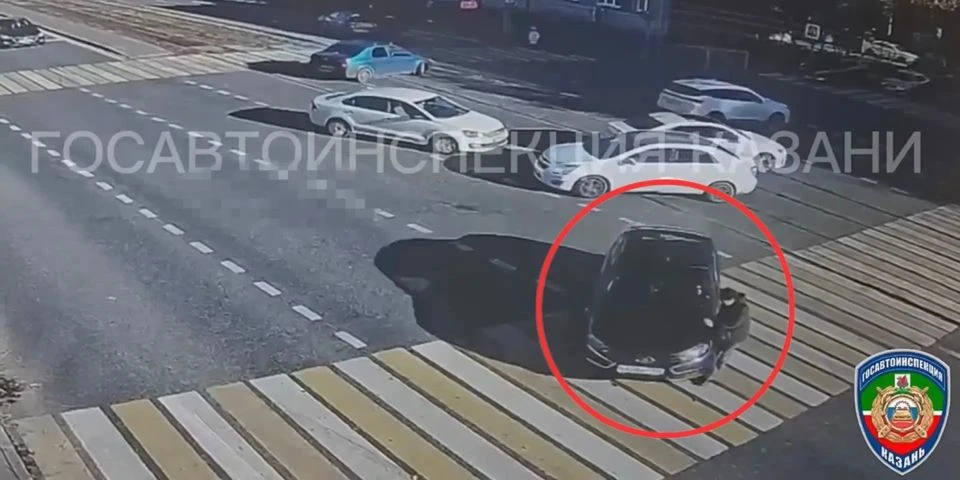 🚨 В Казани легковушка сбила женщину на пешеходном переходе