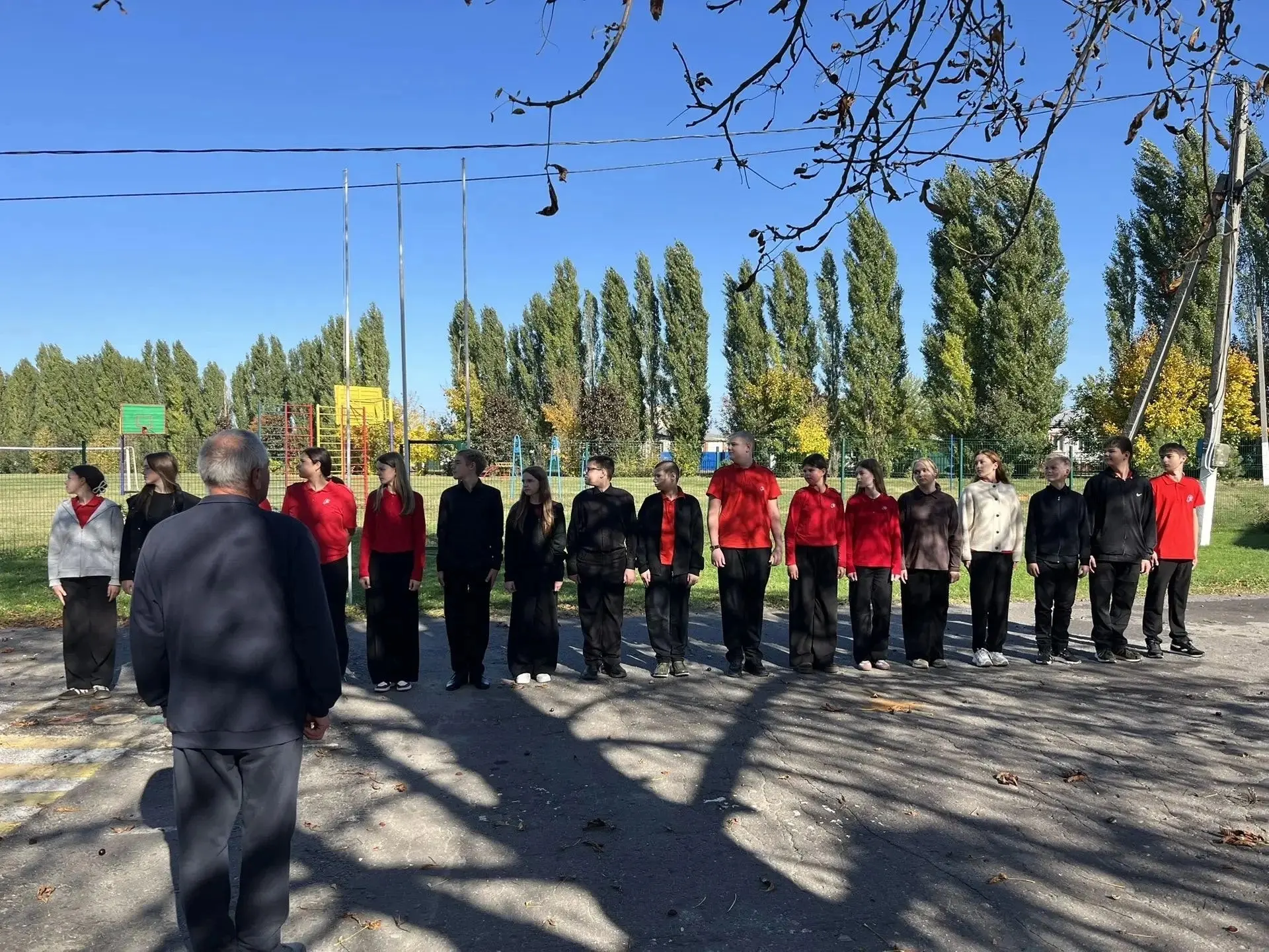 В  военно- патриотическом клубе "Возрождение" прошел урок строевой подготовки. Ребята п...