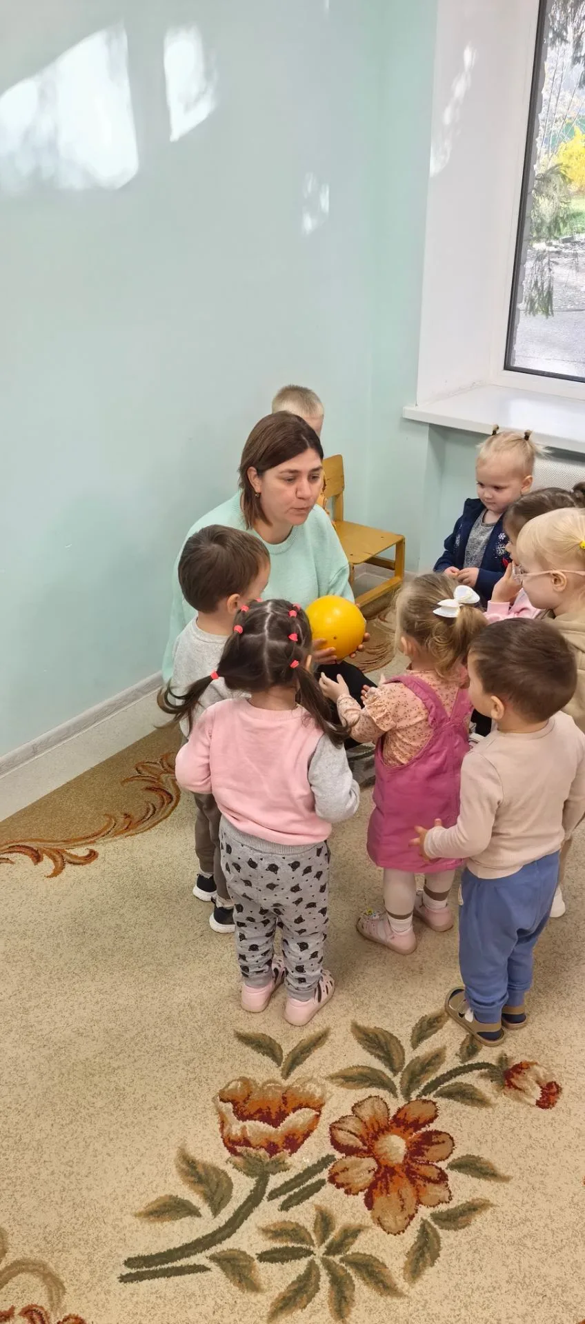 1нче кече төркем "Тату балалар".Уен формасында татарча "куян","туп","сикерә"сүзләре бел...