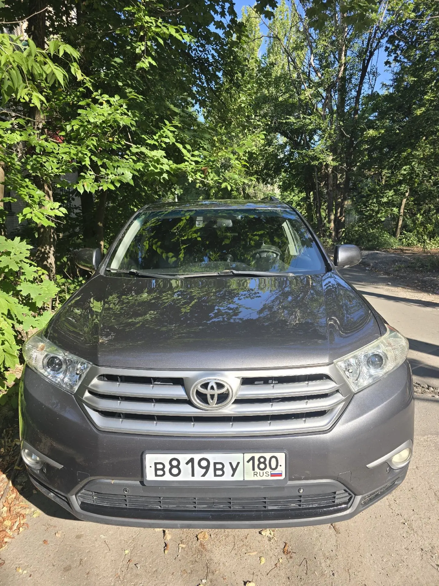 Продам Тойота хайлендер 2011 г. Объем 3.5,пробег 210 тысяч. Сигнализация с автозапуском...