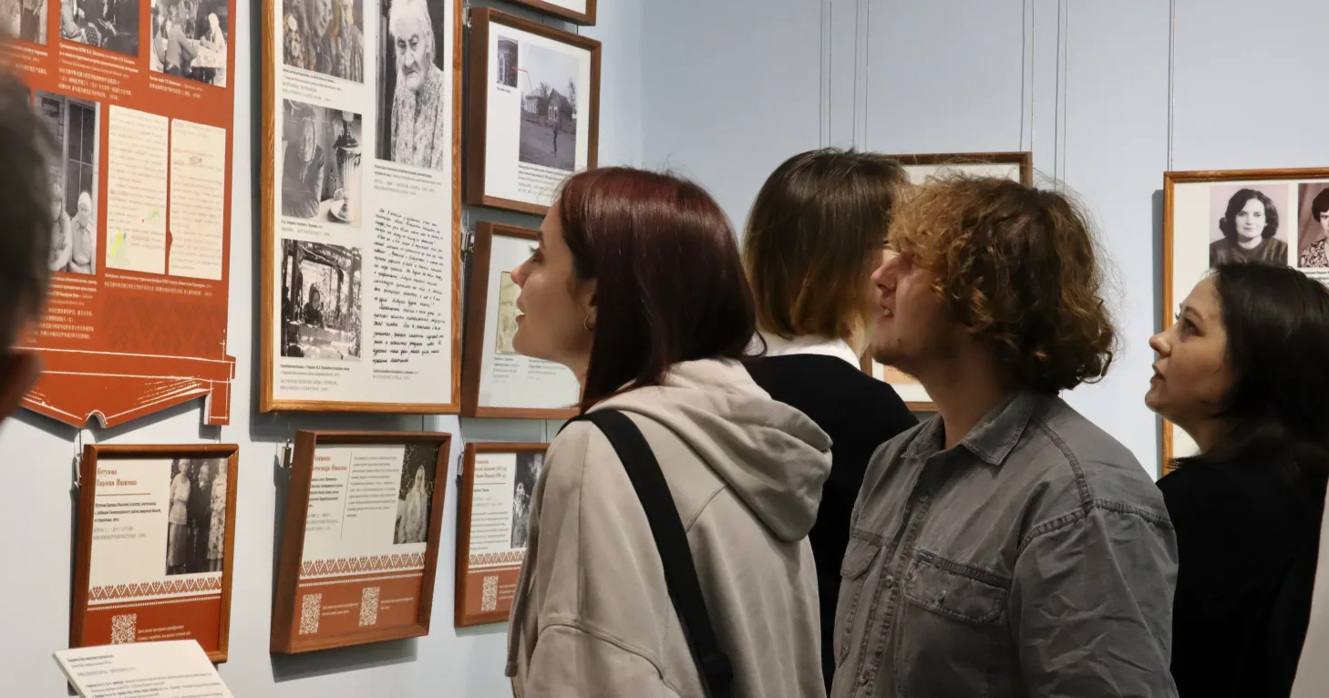 «Оставаться людьми в мире искусственного интеллекта»: в Благовещенске открылась выставк...