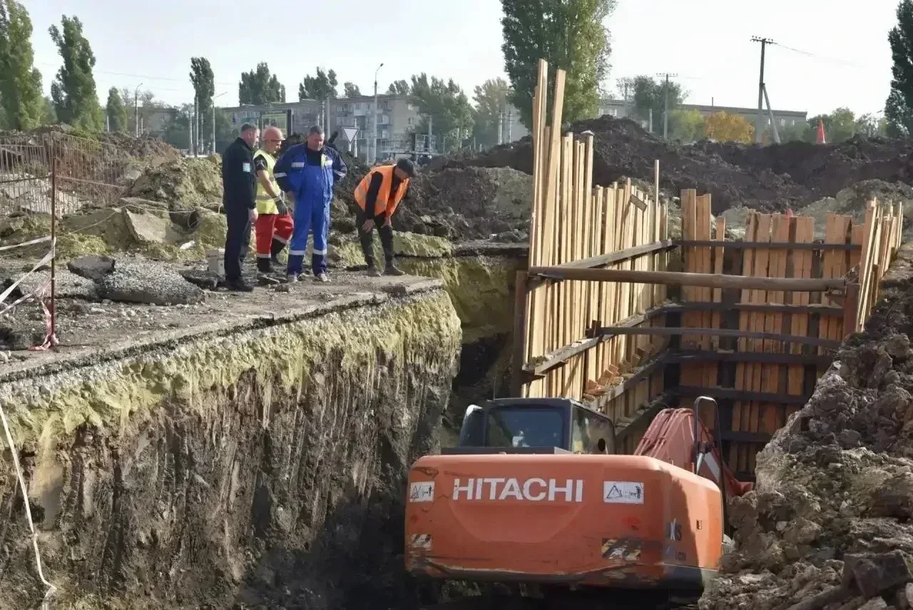 🚧 На Вокзальной расширяют скважину для новой трубы