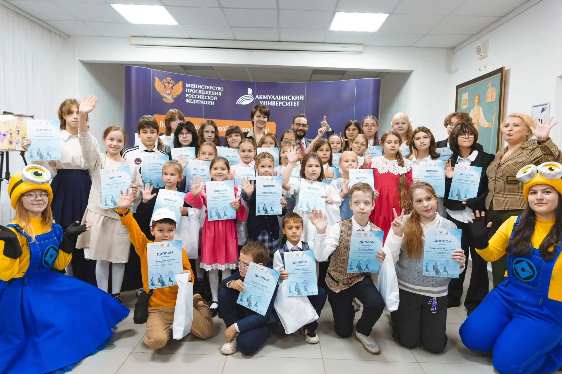 💐 В Акмуллинском университете открыта выставка детских рисунков «Благодарю тебя, Учите...