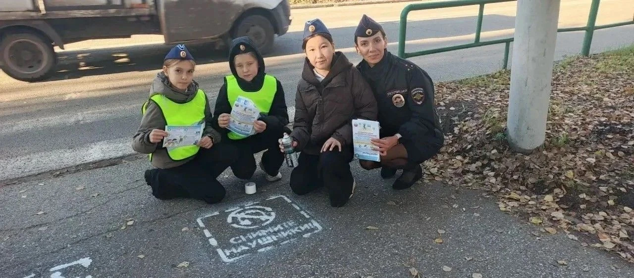 👮‍♂️В Новокузнецке сотрудники Госавтоинспекции совместно с учащимися школы № 49 Заводс...