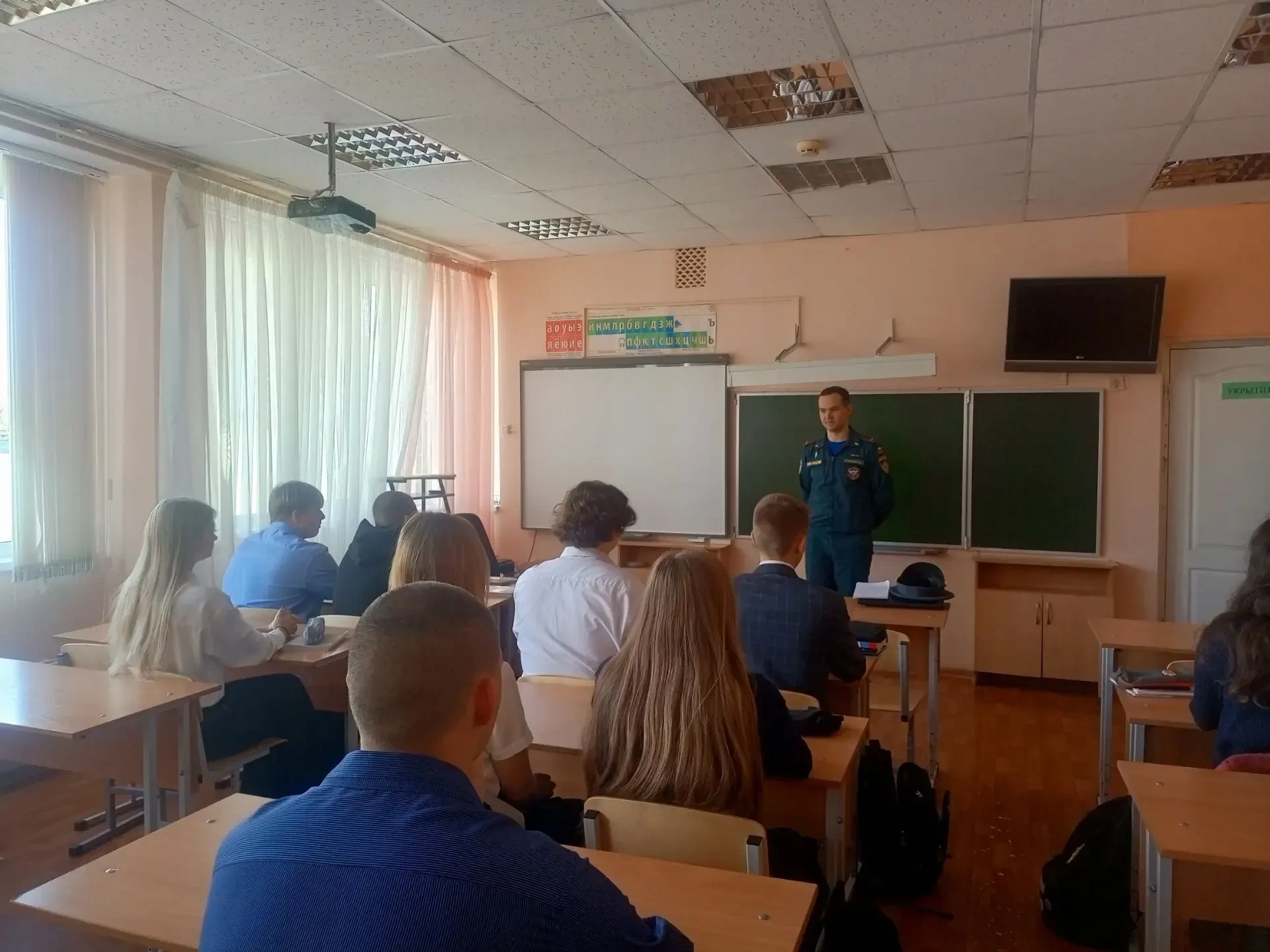 Профориентационная беседа с инспектором государственного пожарного надзора для учащихся...