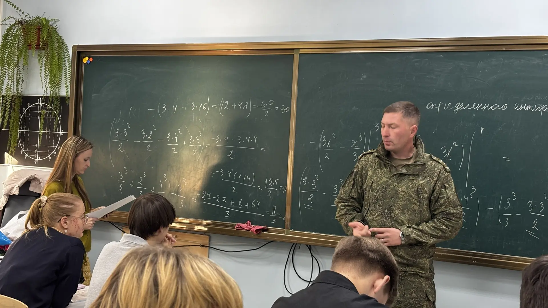 Профориентационную беседу  для учащихся 11-х классов сегодня провел представитель в/ч 7...