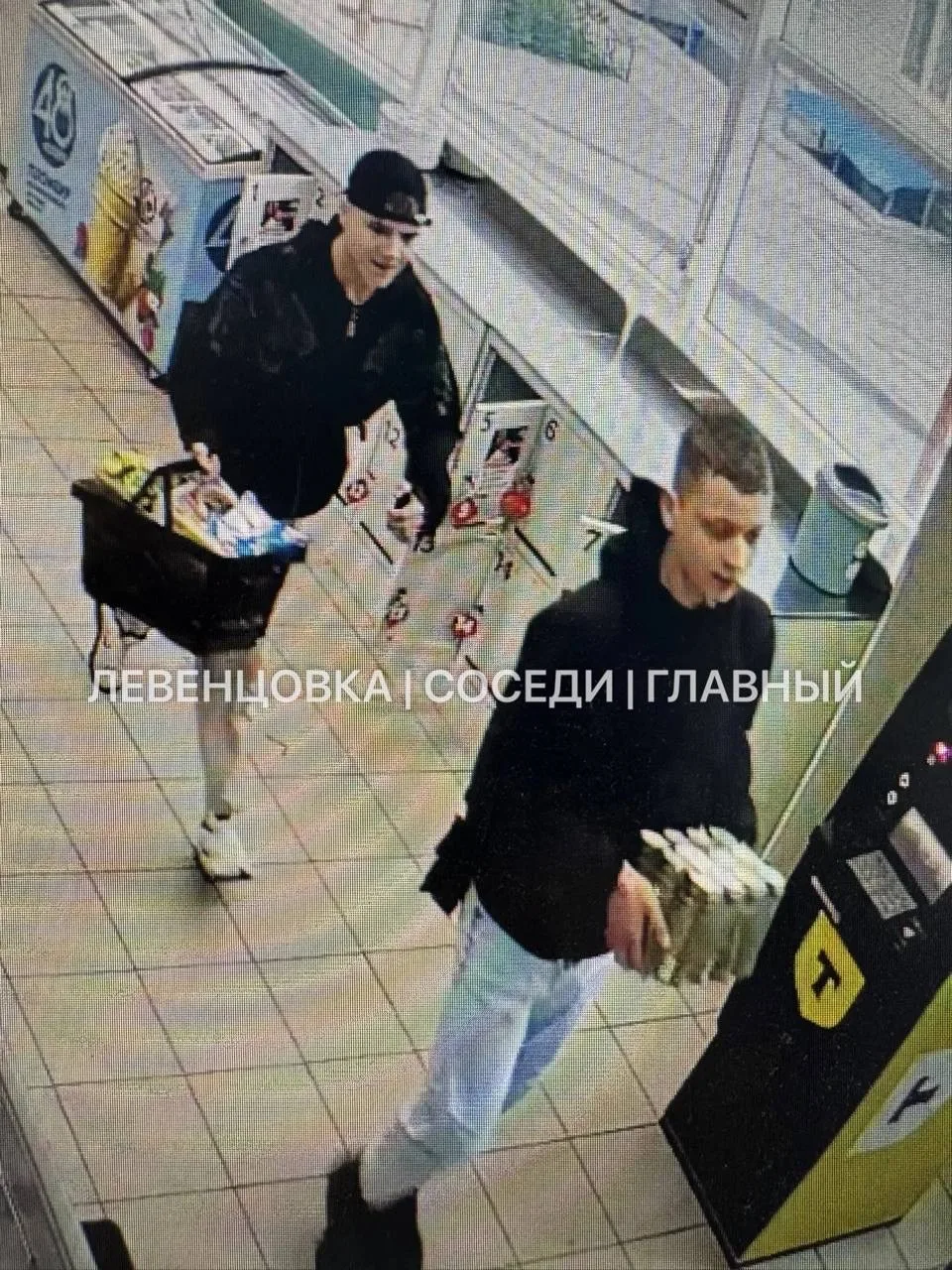 ❗️❗️❗️Просим помощи в опознании «персонажей», промышляющих в районе ул. Извилистая, 15.