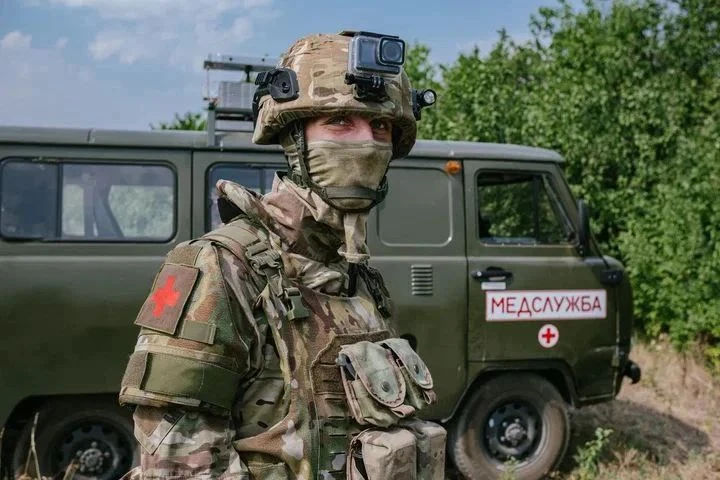 Мой папа военный медик. Много лет служит в спецназе, имеет 4 государственные награды, м...