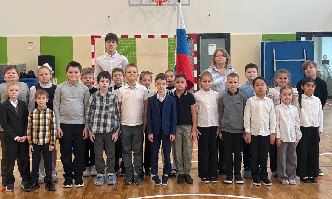 🇷🇺 Поднятие флага и «Разговоры о важном»