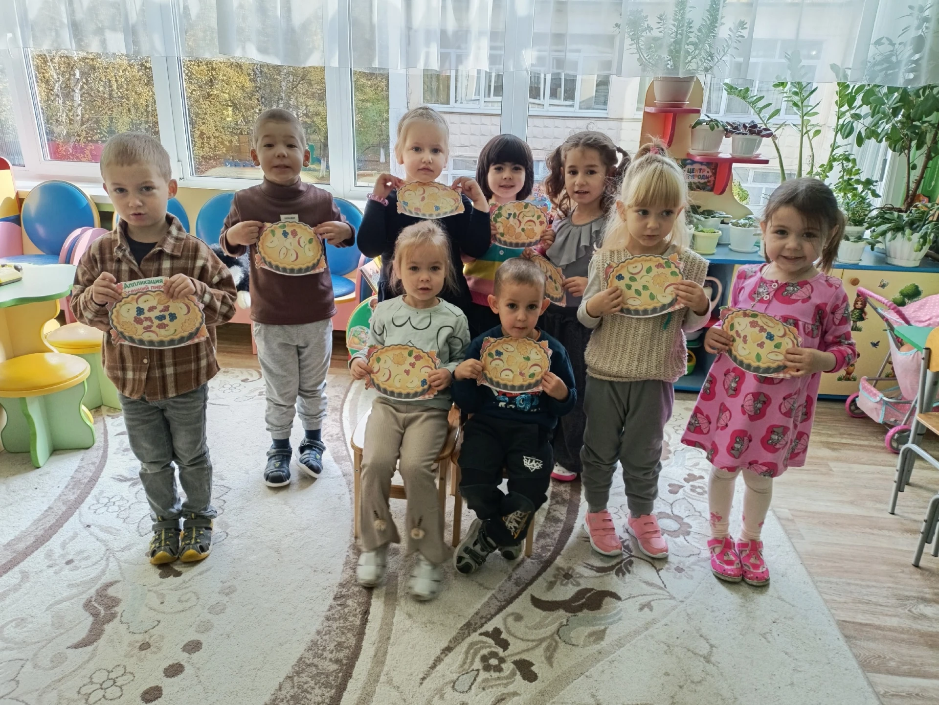 «Сегодня делали аппликацию „Осенний пирог“!