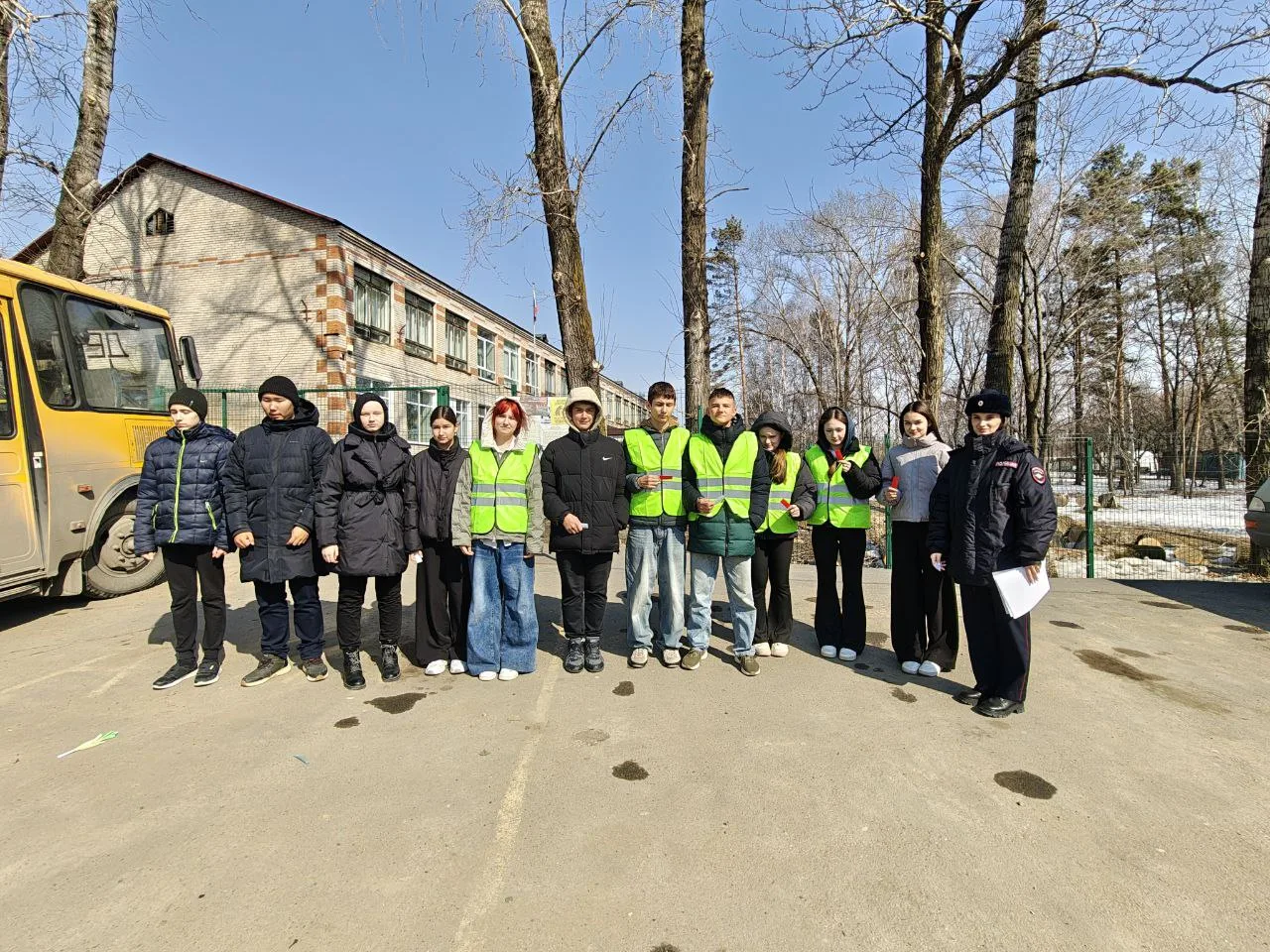 Знание правил дорожного движения (ПДД) учениками в первую очередь необходимо для сохран...
