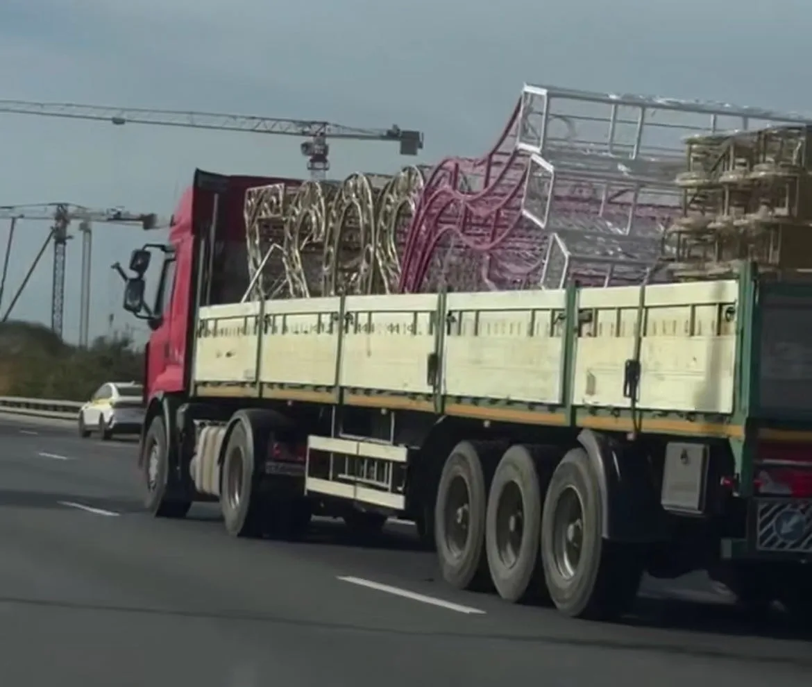 Новогодние украшения уже везут устанавливать.