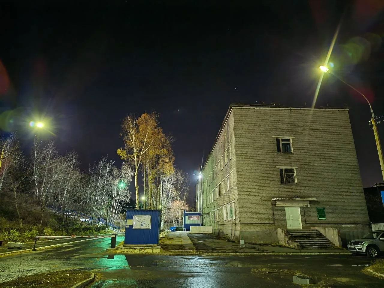 А пока город в субботу спокойно спит, его покой берегут медики, полиция, пожарные, энер...