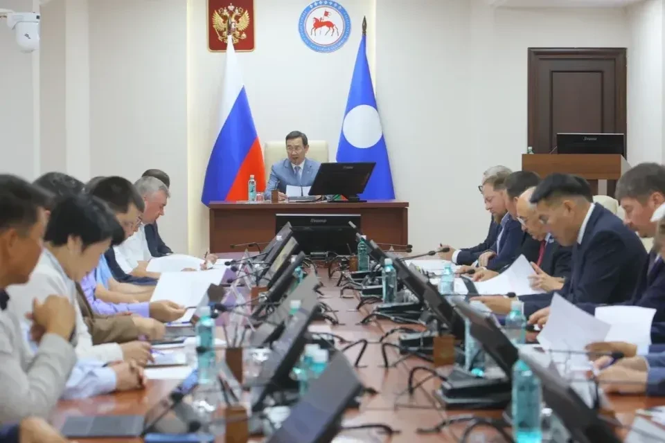 Айсен Николаев поручил разработать учебно-методический комплекс «География Якутии» Новы...
