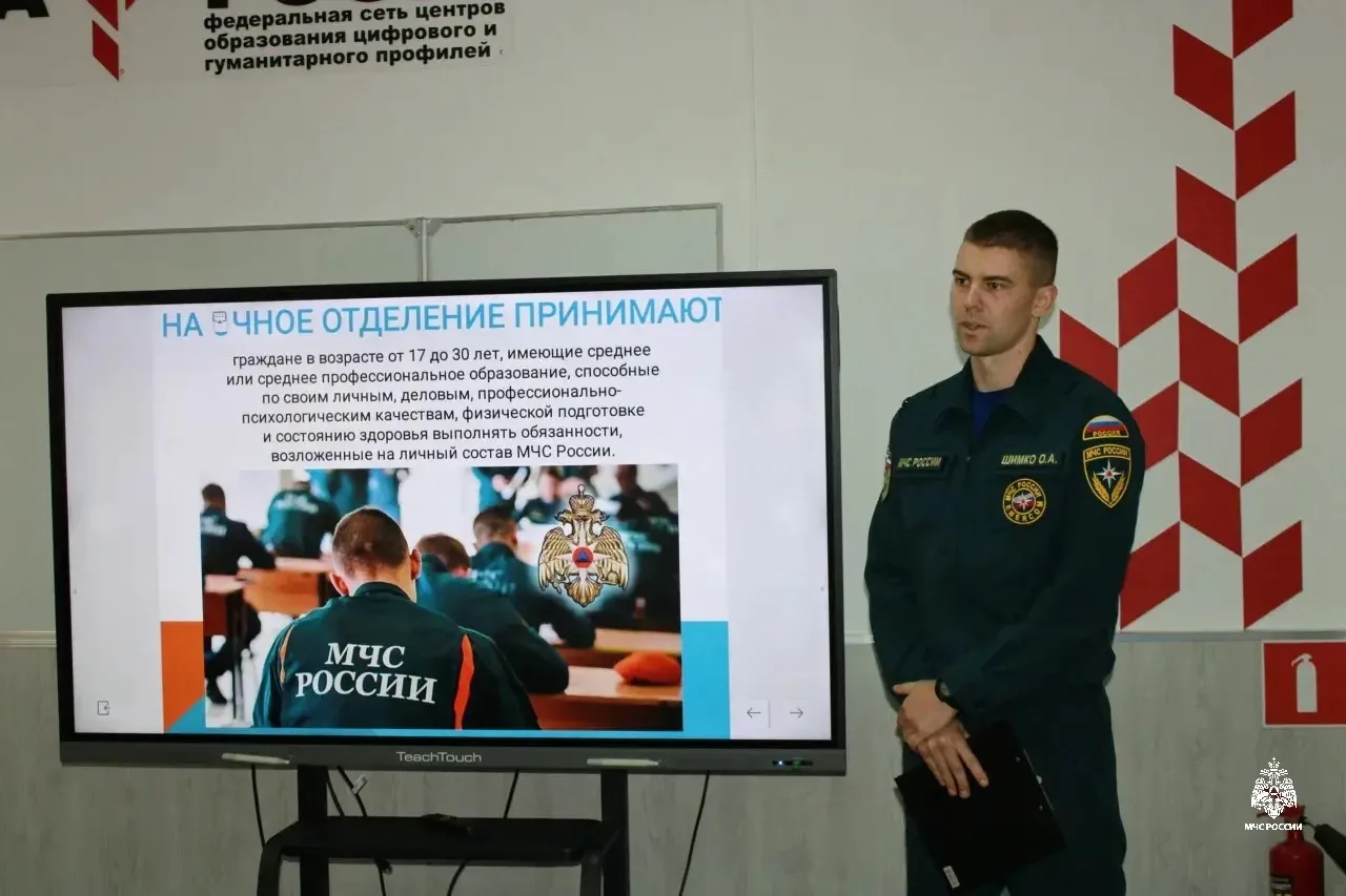 Школьники узнали секреты профессии пожарного от сотрудников МЧС России