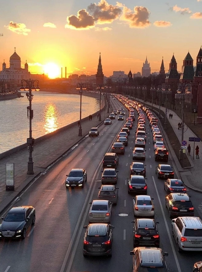 Кремлевская набережная, Москва