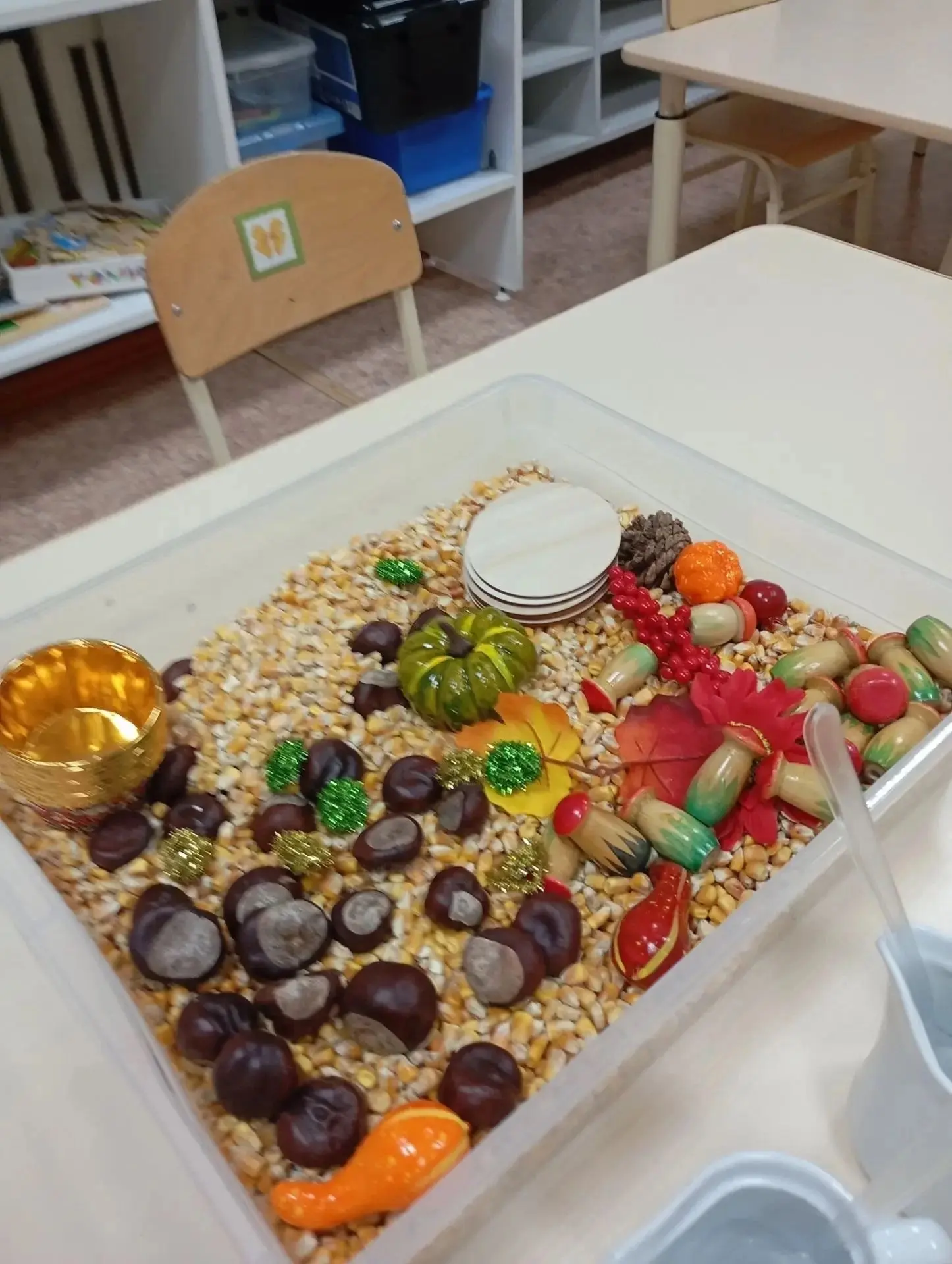 Педагоги в работе с детьми  используют сенсорную коробку.