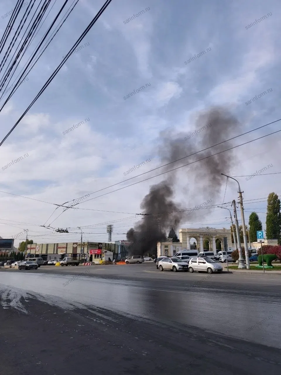 У вокзала в Саратове горит автомобиль.
