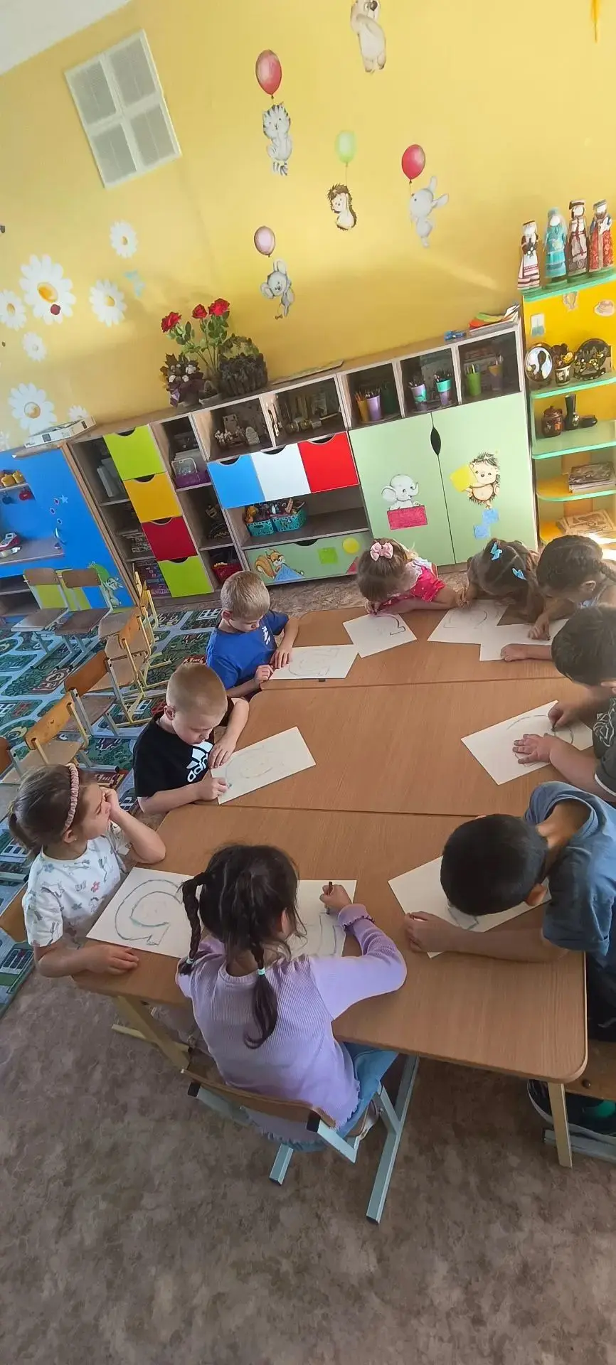 🎨 В подготовительной группе «Ромашки» прошло занятие по рисованию на тему «Оберег-подк...